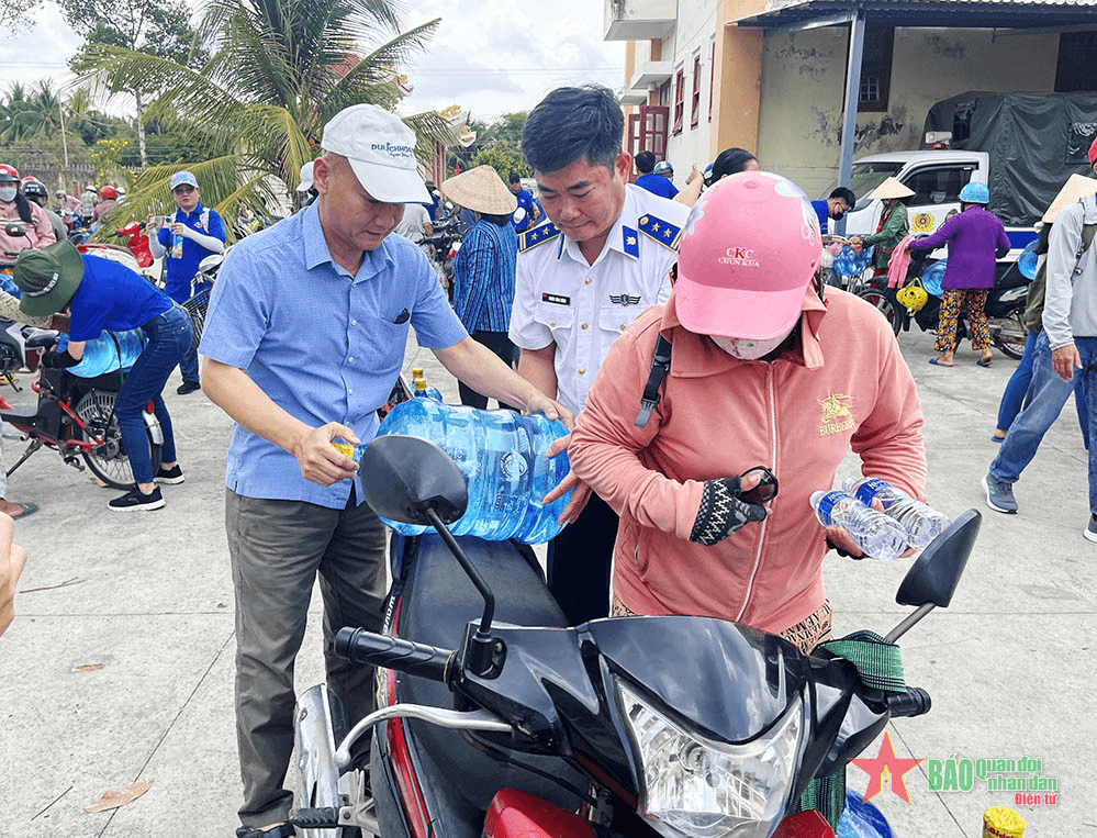 Vùng Cảnh sát biển 3 phối hợp hỗ trợ nước sạch cho nhân dân vùng hạn mặn