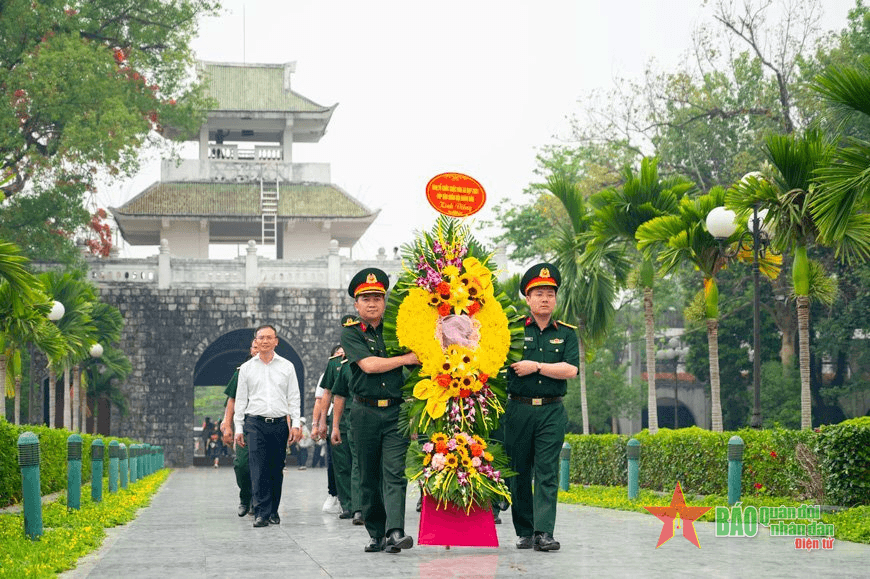 Ban tổ chức Cuộc đua xe đạp “Về Điện Biên Phủ 2024-Cúp Báo Quân đội nhân dân” dâng hương tưởng niệm các anh hùng liệt sĩ tại Điện Biên Phủ