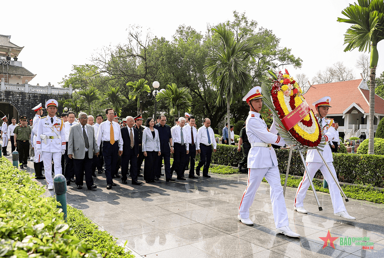 Lãnh đạo Đảng, Nhà nước, Quân đội dâng hương, tưởng niệm các Anh hùng liệt sĩ tại thành phố Điện Biên Phủ