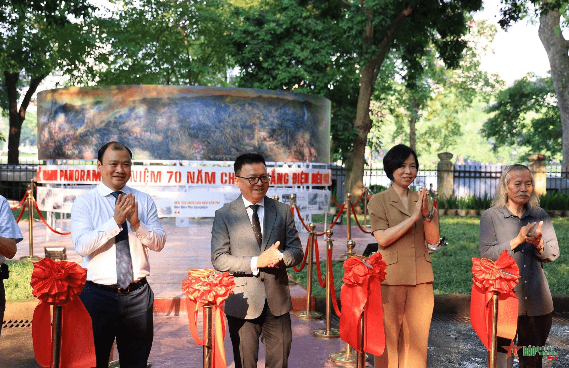 Thưởng lãm tác phẩm panorama về Chiến thắng Điện Biên Phủ bằng công nghệ