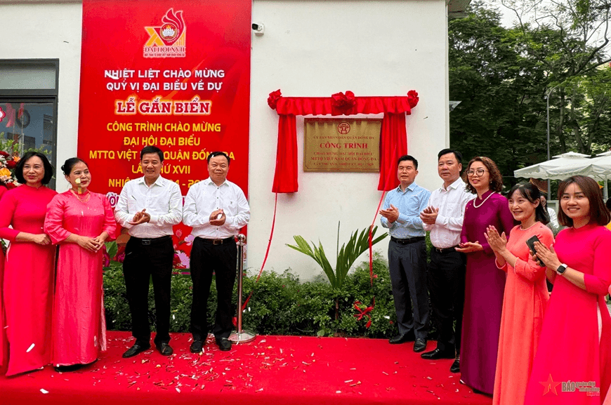 Gắn biển công trình chào mừng Đại hội đại biểu MTTQ Việt Nam quận Đống Đa