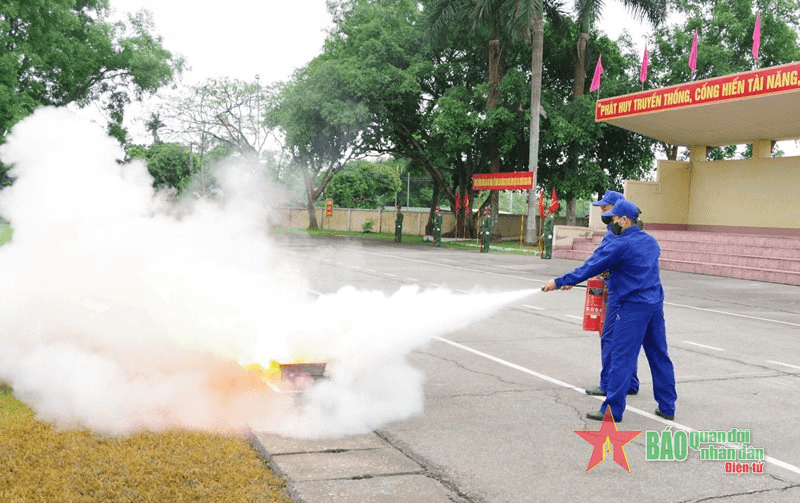Sư đoàn 324 (Quân khu 4) mít tinh hưởng ứng Tháng hành động về An toàn, vệ sinh lao động