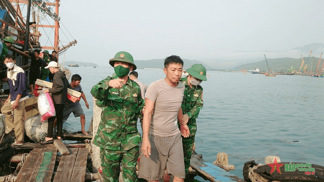 Bộ đội Biên phòng tỉnh Quảng Bình: Khẩn trương huy động lực lượng, phương tiện tìm kiếm 11 ngư dân mất tích trên biển