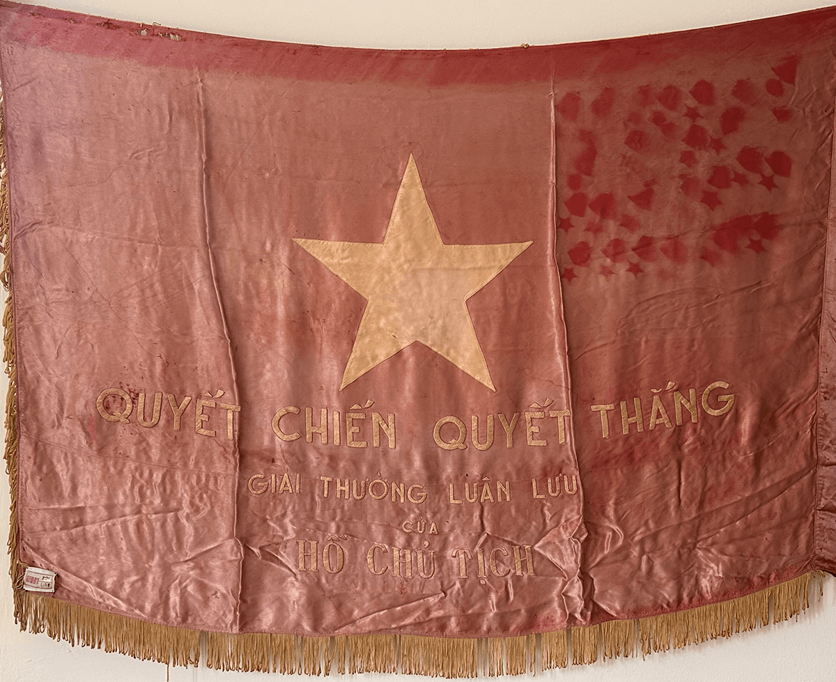 Lá cờ “Quyết chiến quyết thắng” tại Nhà truyền thống Sư đoàn 312