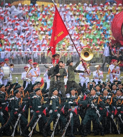Em bé tượng đài trong Lễ kỷ niệm 70 năm Chiến thắng Điện Biên Phủ