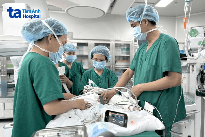 Cứu sống bé sơ sinh bị tim bẩm sinh nặng
