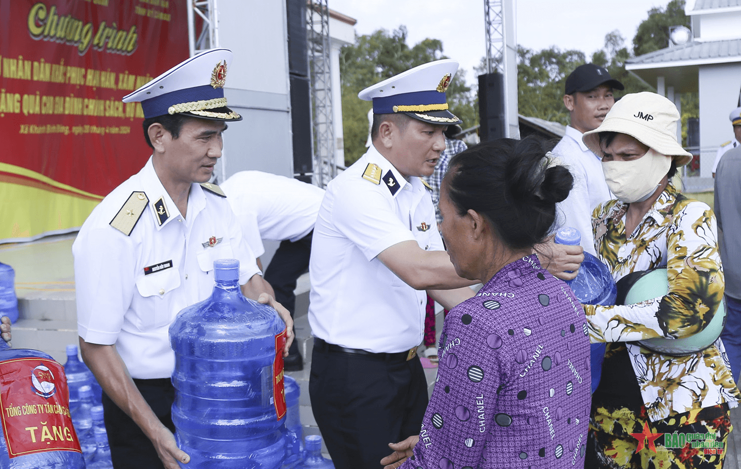 Vùng 5 Hải quân hỗ trợ người dân Cà Mau tổng cộng hơn 600m3 nước ngọt