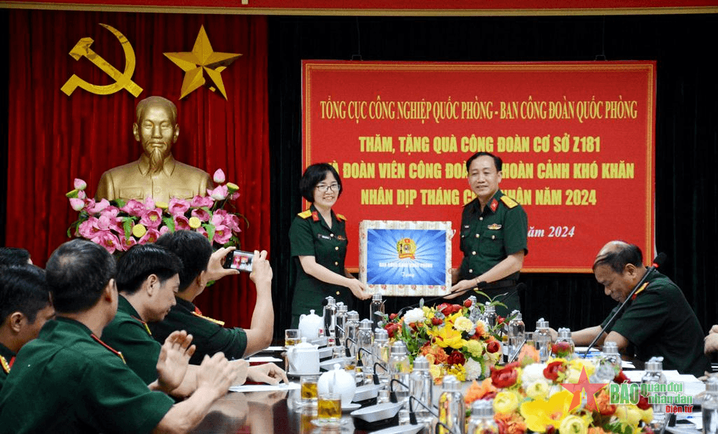 Ban Công đoàn Quốc phòng thăm, tặng quà đoàn viên công đoàn có hoàn cảnh khó khăn