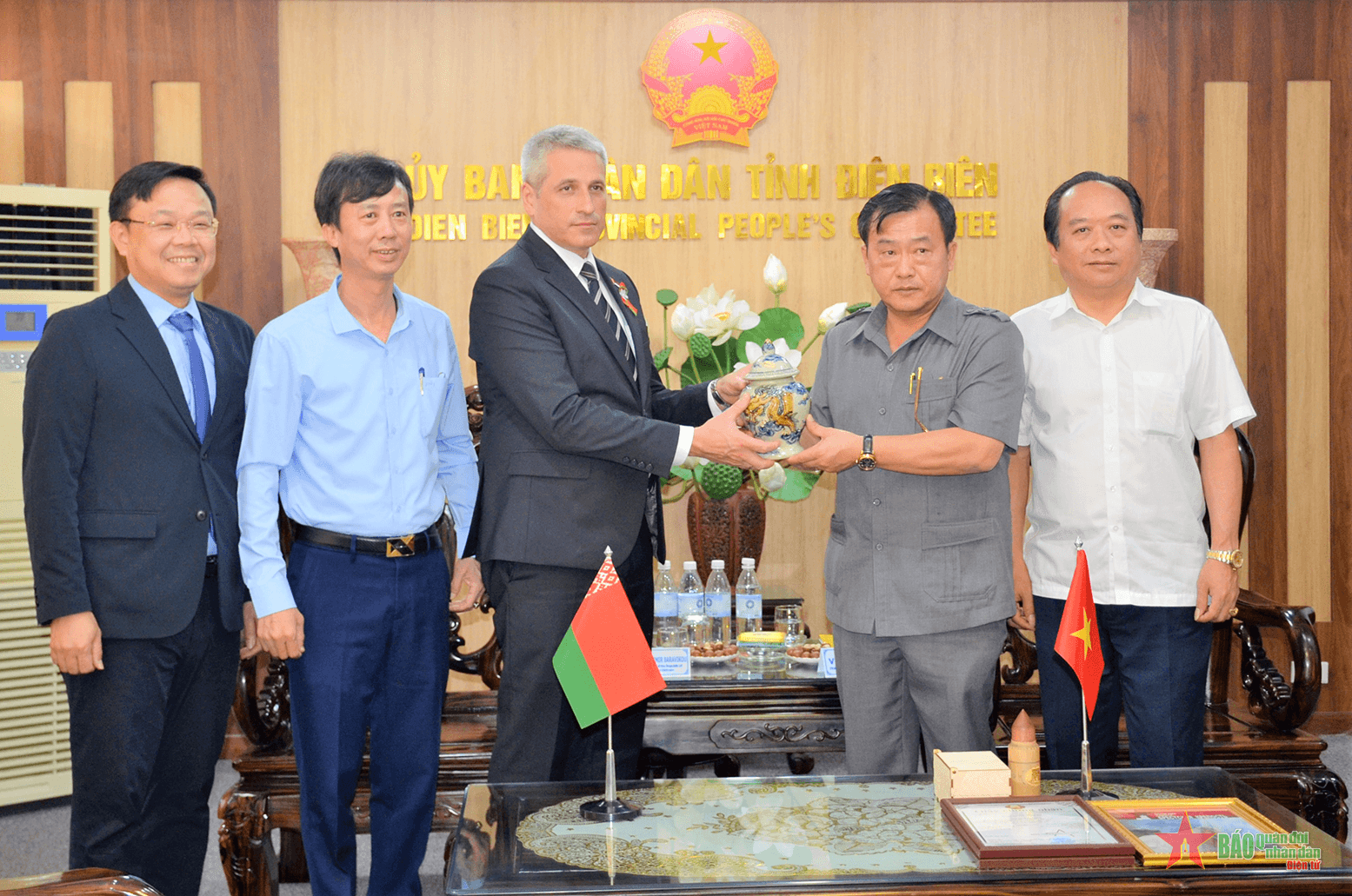 Tỉnh Điện Biên trao đổi hũ đất, ảnh tư liệu với Belarus