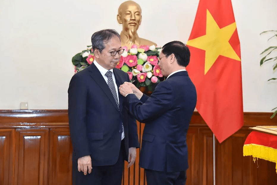 Trao Kỷ niệm chương “Vì sự nghiệp ngoại giao Việt Nam” tặng Đại sứ Nhật Bản Yamada Takio