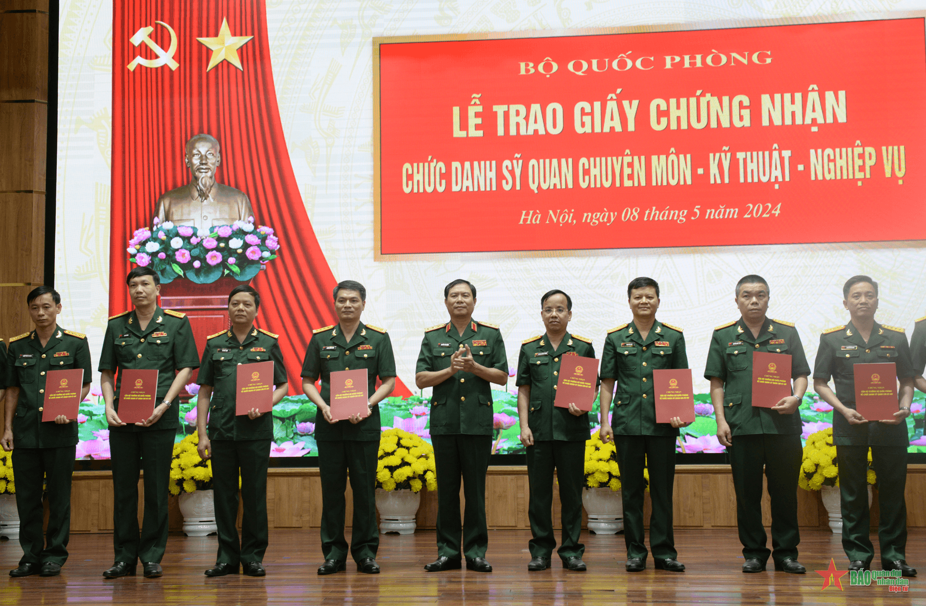 Thượng tướng Nguyễn Tân Cương chủ trì Lễ trao giấy chứng nhận chức danh sĩ quan chuyên môn-kỹ thuật-nghiệp vụ năm 2023