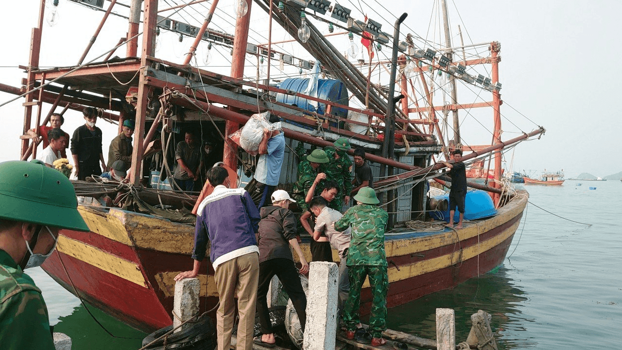 Cứu vớt 14 ngư dân gặp nạn trên biển