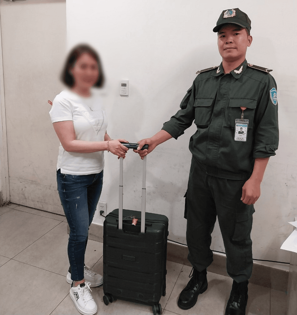 Hỗ trợ hành khách tìm lại tài sản hơn 200 triệu đồng bỏ quên tại sân bay Nội Bài