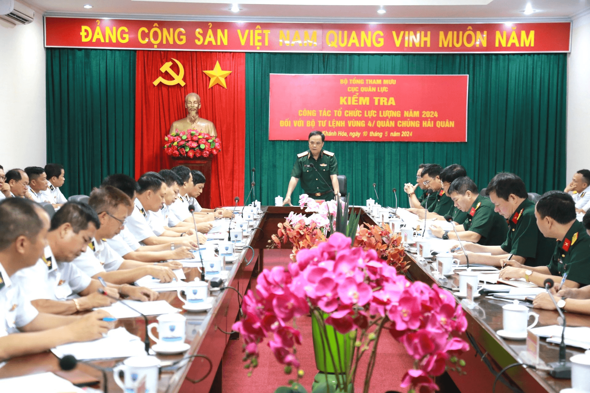 Kiểm tra công tác tổ chức lực lượng Vùng 4 Hải quân