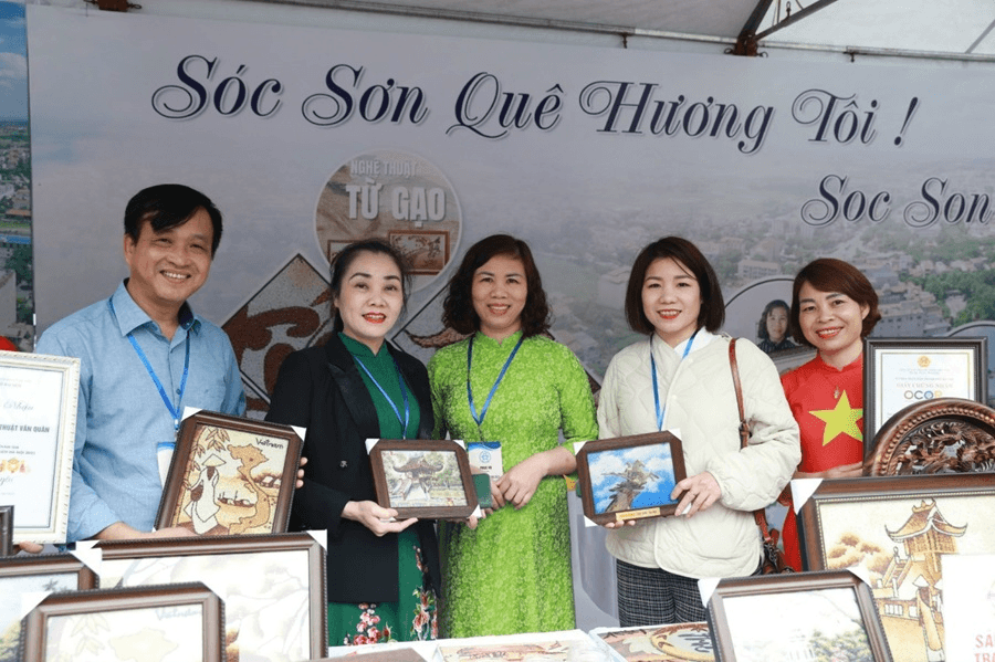 Người thổi hồn cho tranh gạo