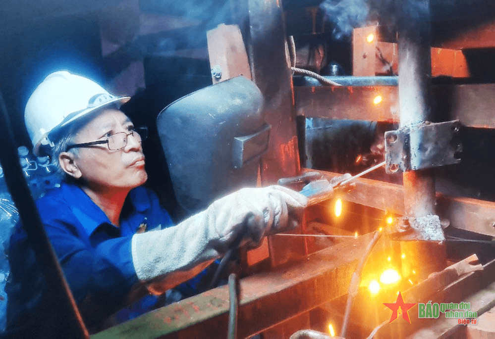 Hải đoàn 129 khắc phục sự cố giúp tàu cá ngư dân