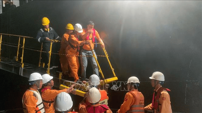 Kịp thời cứu thủy thủ người nước ngoài bị nạn trên biển
