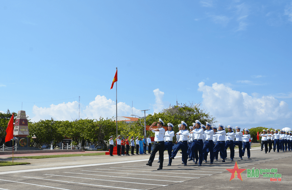 Đoàn công tác số 16 thăm và động viên quân, dân huyện đảo Trường Sa và nhà giàn DK1