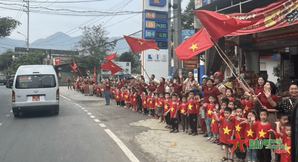 Sự kiện đi qua, tình người đọng lại