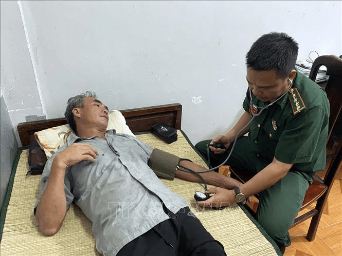 Vụ 4 tàu cá của Quảng Bình gặp nạn: Thuyền viên thứ 13 được đưa vào bờ an toàn