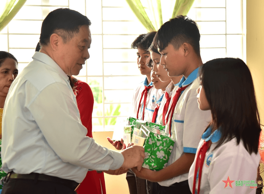 Đồng chí Nguyễn Trọng Nghĩa tặng quà học sinh nghèo, gia đình chính sách tại An Giang