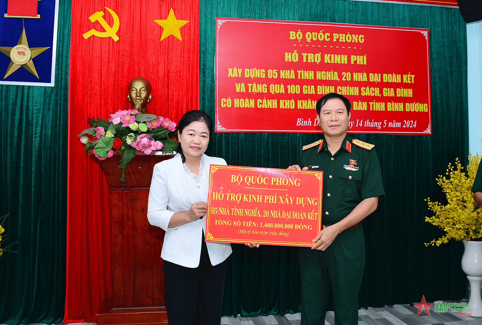 Thượng tướng Nguyễn Tân Cương trao kinh phí hỗ trợ xây dựng nhà tình nghĩa, nhà đại đoàn kết tại huyện Dầu Tiếng, Bình Dương
