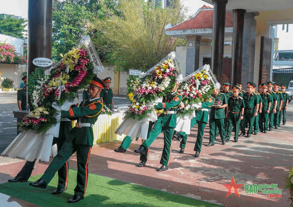 Thường vụ Đảng ủy, Bộ tư lệnh Quân khu 5 viếng đám tang Nghệ sĩ Nhân dân Tường Vi
