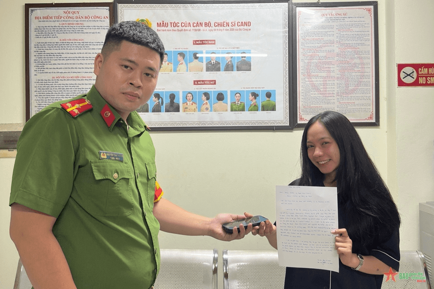 Công an Hà Nội trao trả tài sản bị thất lạc cho nữ du khách Philippines