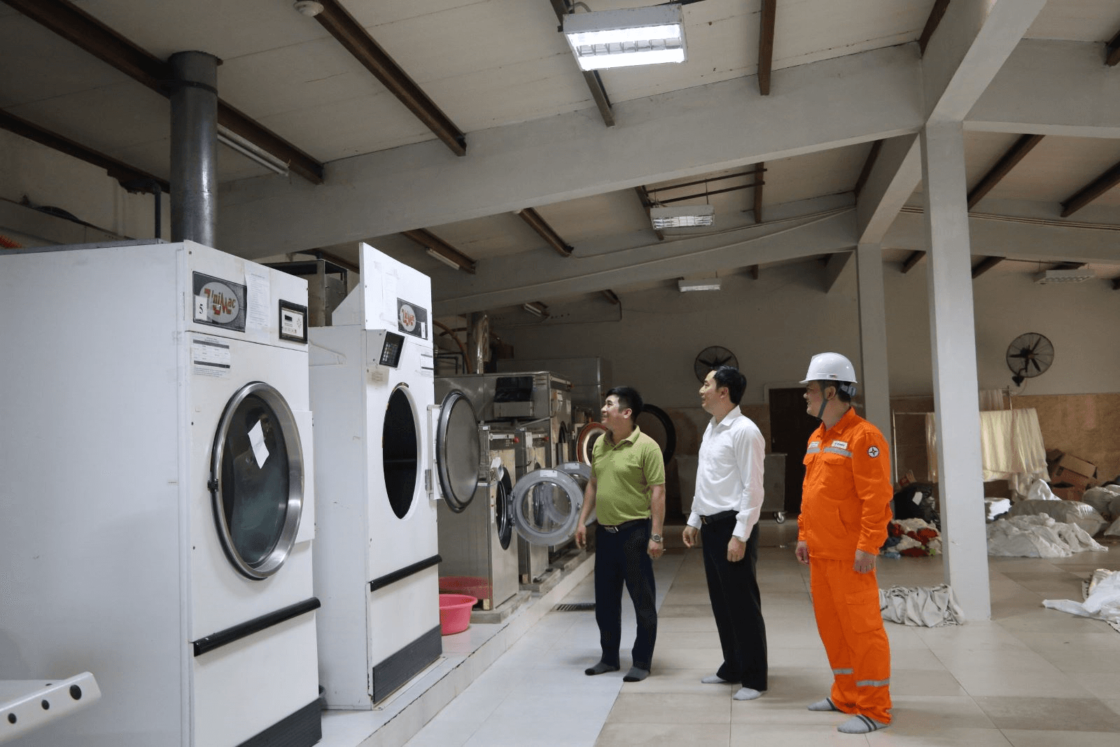 Ngành điện Ninh Bình đồng hành với khách hàng điều chỉnh phụ tải điện