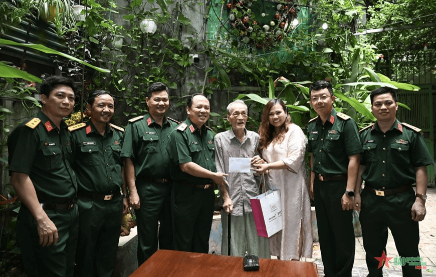 Đoàn công tác Báo Quân đội nhân dân và Ngân hàng Thương mại Cổ phần Bắc Á tri ân các cựu chiến binh chiến dịch Điện Biên Phủ