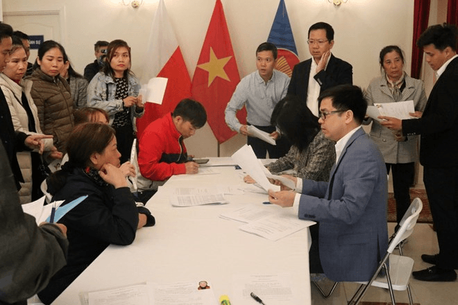 Hỗ trợ bà con người Việt bị ảnh hưởng bởi hỏa hoạn tại Ba Lan làm lại giấy tờ