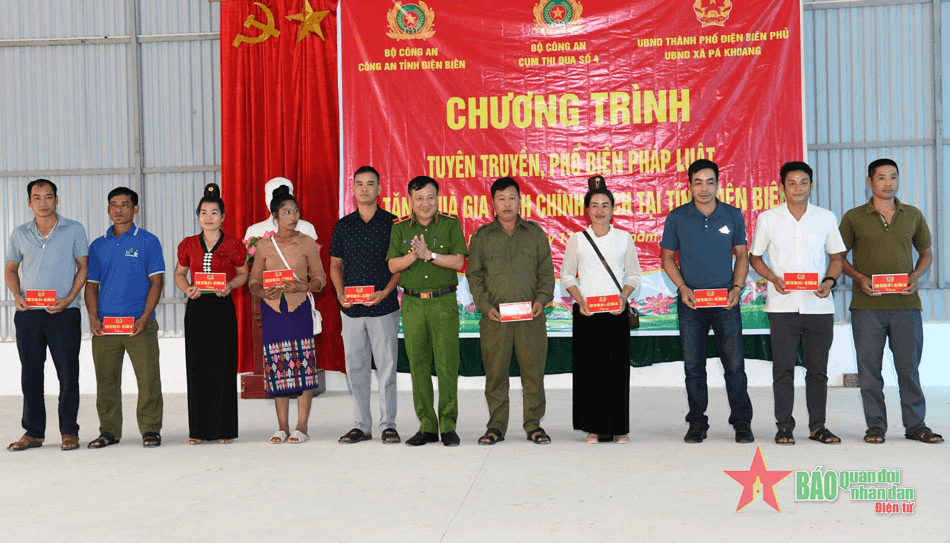 Điện Biên: Tuyên truyền, phổ biến pháp luật và tặng quà gia đình chính sách