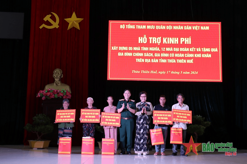 Trung tướng Phạm Trường Sơn trao kinh phí hỗ trợ xây dựng "Nhà đại đoàn kết", "Nhà tình nghĩa"