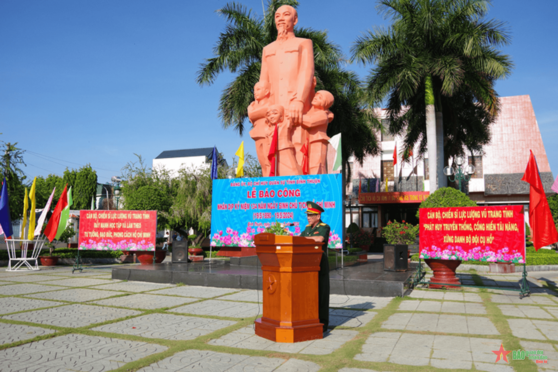Bộ CHQS tỉnh Bình Thuận dâng hương, báo công với Chủ tịch Hồ Chí Minh