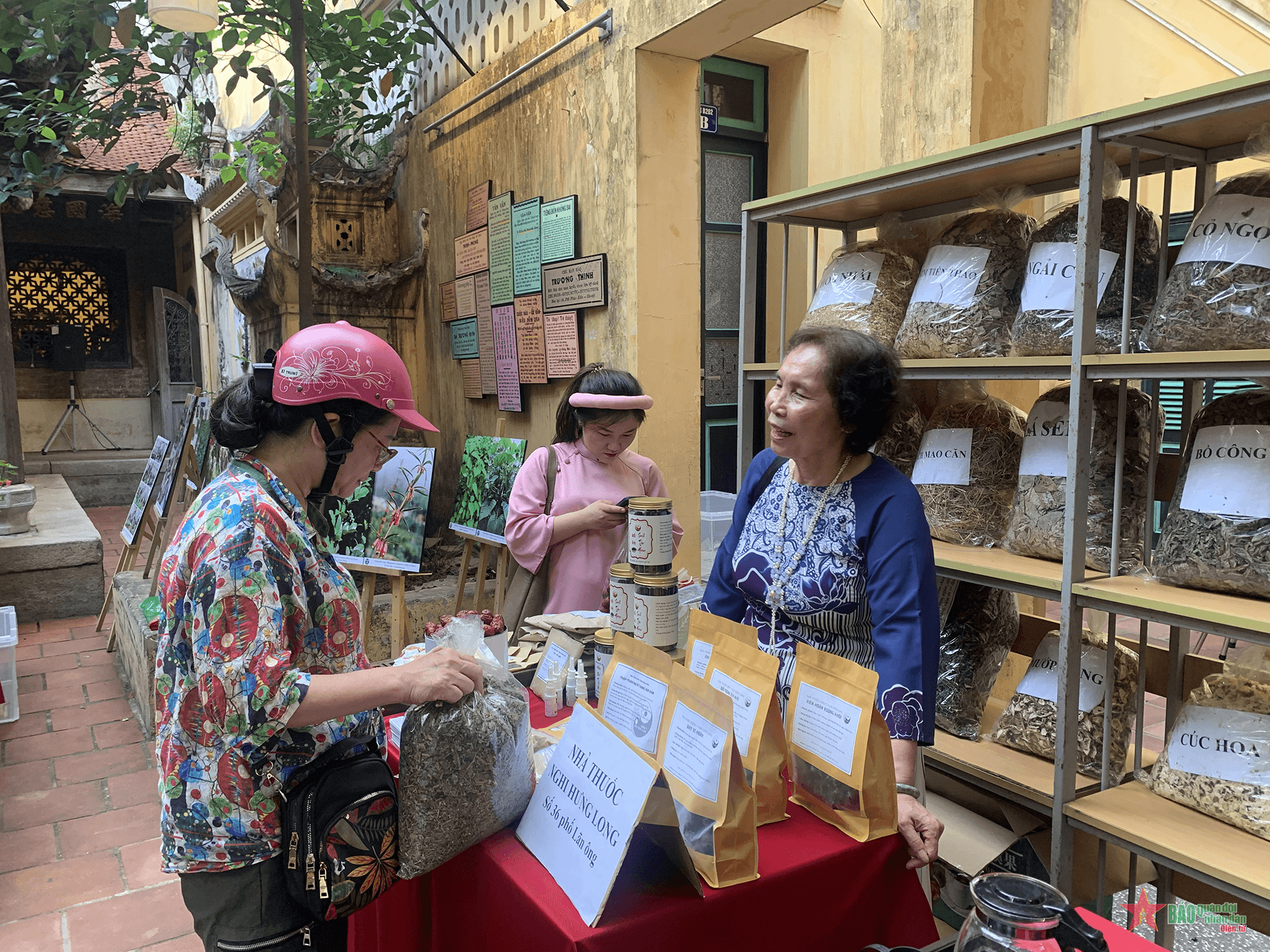 Phố nghề thuốc Lãn Ông khoác "áo mới"