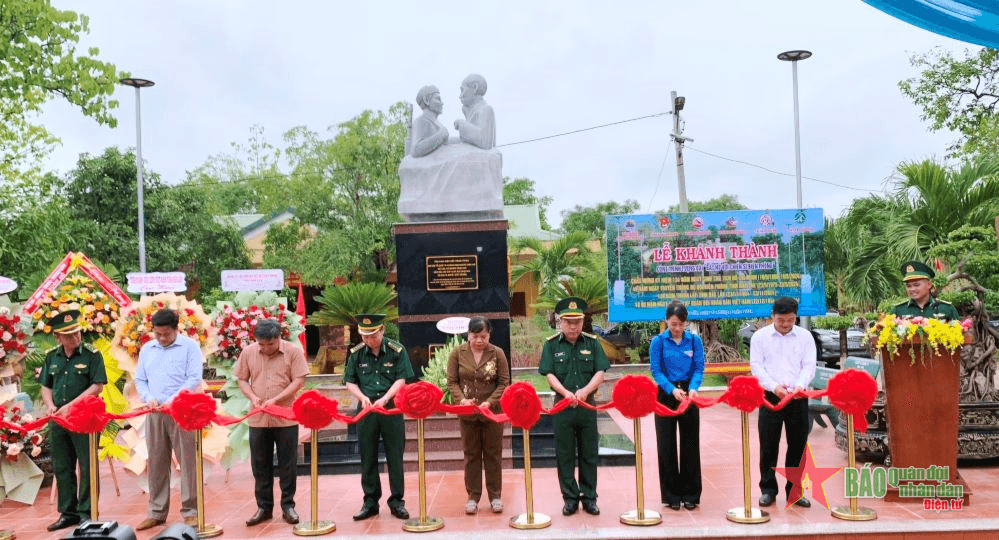 Đồn Biên phòng Sê Rê Pốk khánh thành Tượng đài "Bác Hồ với chiến sĩ Biên phòng"
