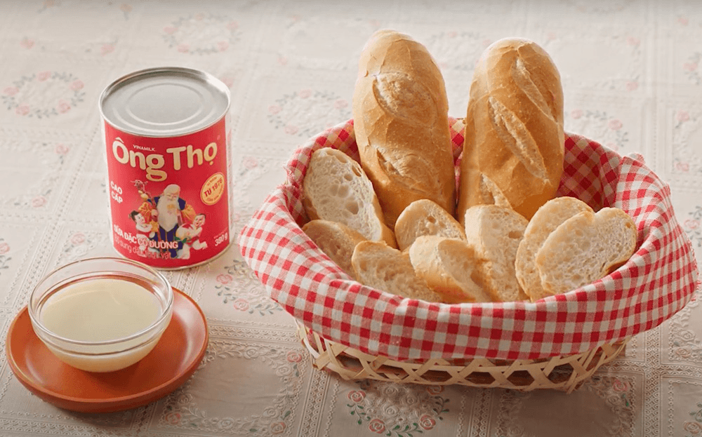 Bánh mì chấm sữa đặc - tự hào văn hóa ẩm thực Việt