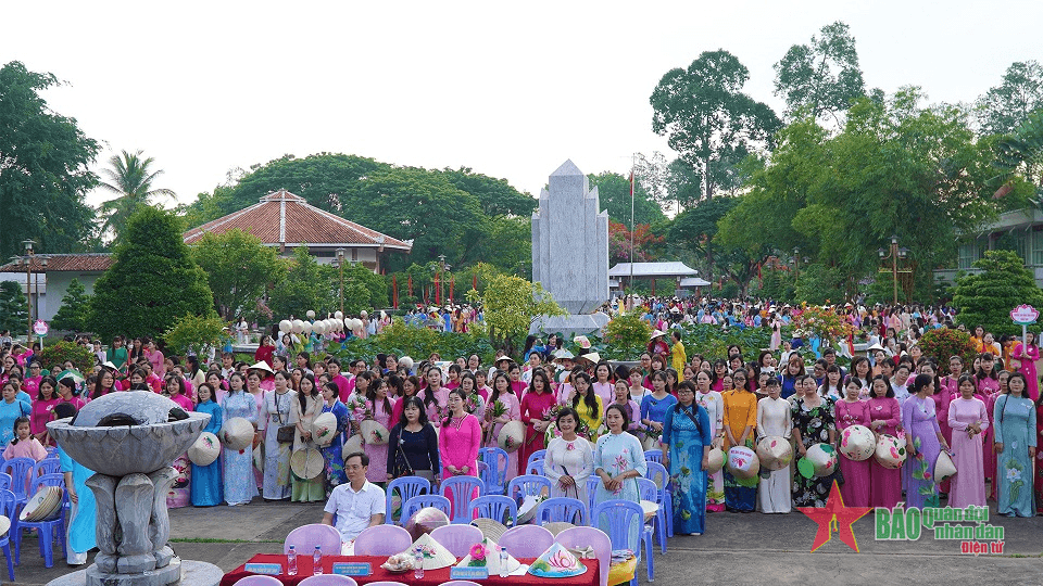 Đồng Tháp: Diễu hành áo dài nhân kỷ niệm 134 năm Ngày sinh Chủ tịch Hồ Chí Minh