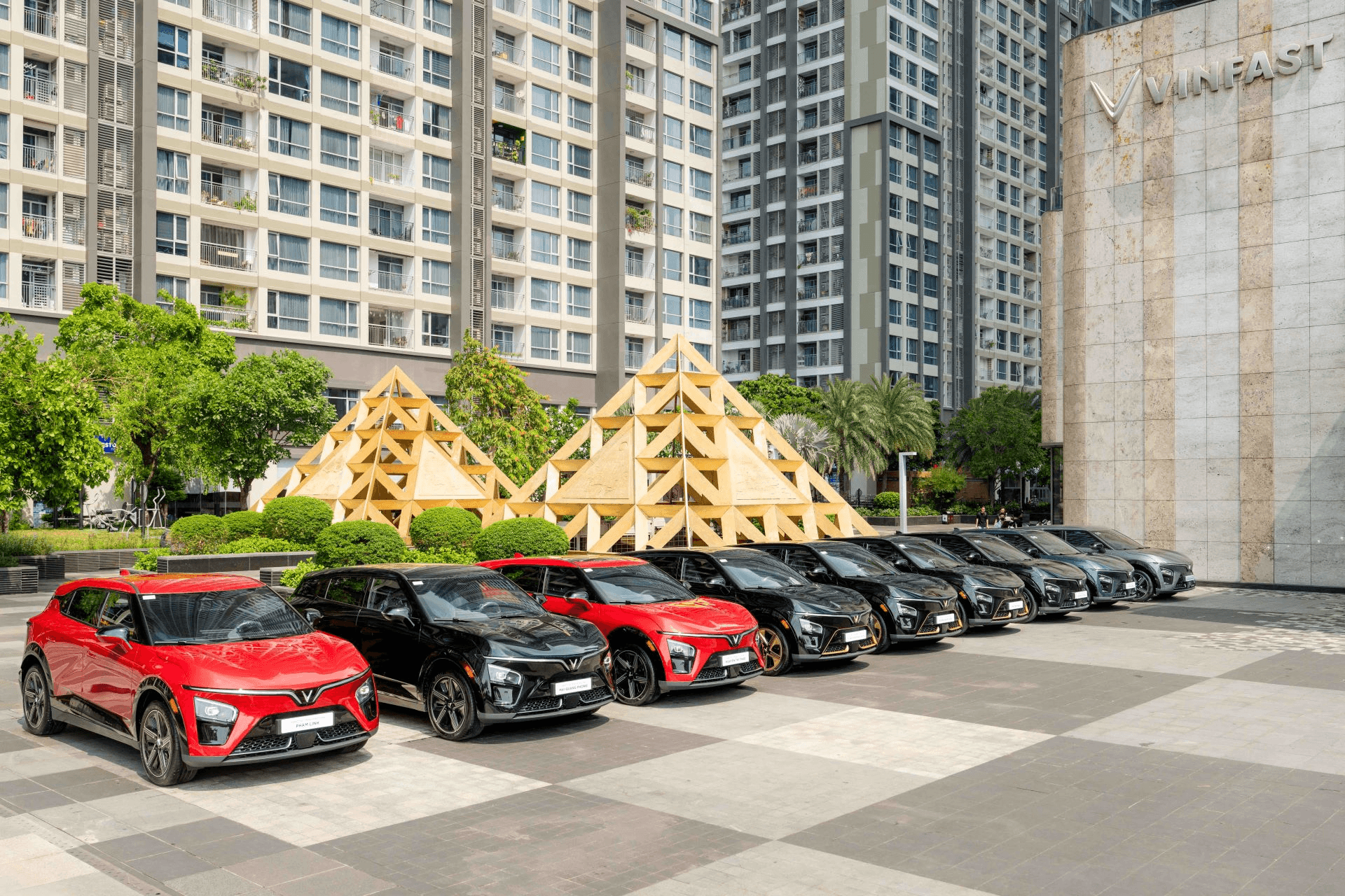 Chiêm ngưỡng thực tế VinFast VF 7 Hỏa Long Độc Bản chỉ có 68 chiếc giới hạn