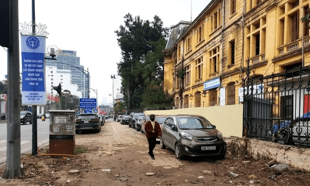 Hà Nội có dẹp được bãi đỗ xe tự phát?