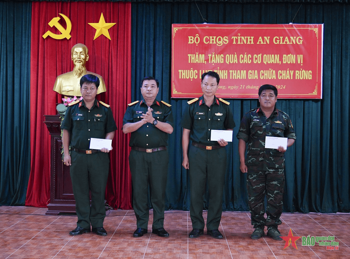 An Giang: Tặng quà động viên lực lượng tham gia chữa cháy rừng tại huyện Tri Tôn