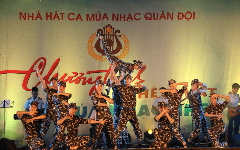 Các nghệ sĩ Nhà hát Ca múa nhạc Quân đội hát cùng những người lính biển