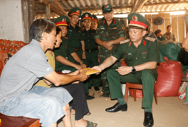 Quân khu 1: Thăm hỏi gia đình có người bị tử vong do sạt lở đất