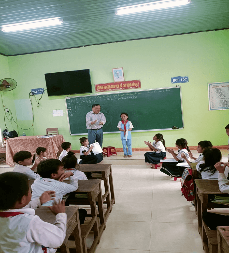 Thầy Thiện tâm huyết với học trò Giẻ Triêng