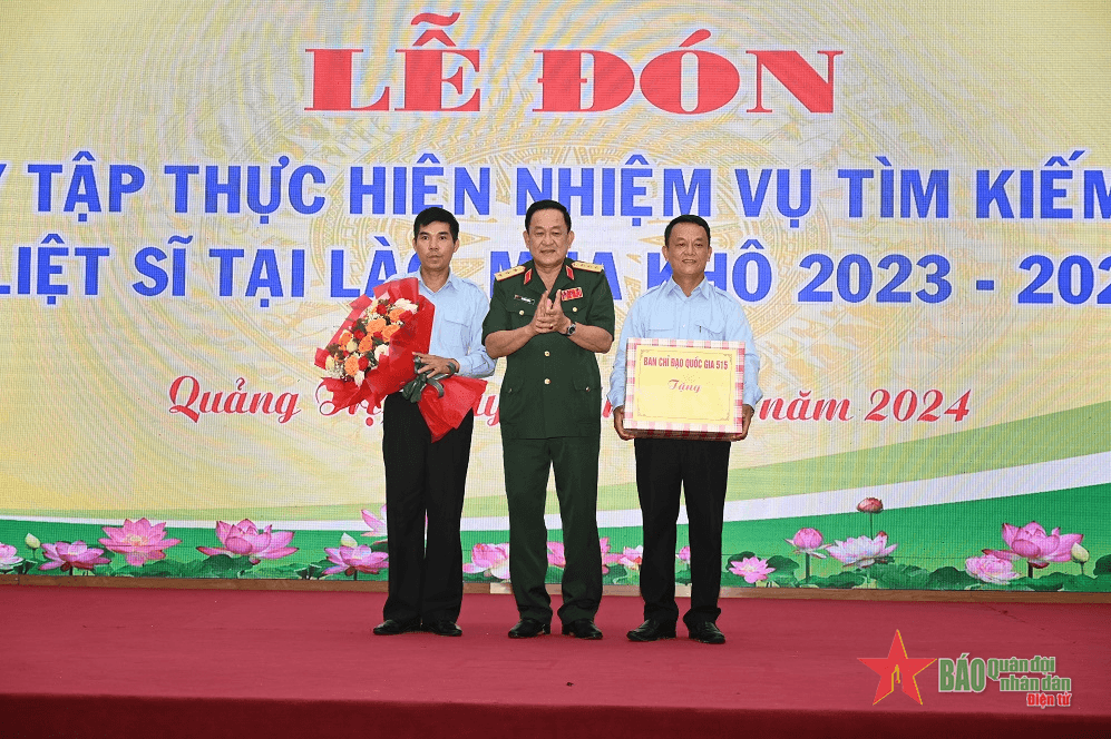 Thượng tướng Võ Minh Lương tặng quà Đội quy tập 584 Bộ Chỉ huy Quân sự tỉnh Quảng Trị