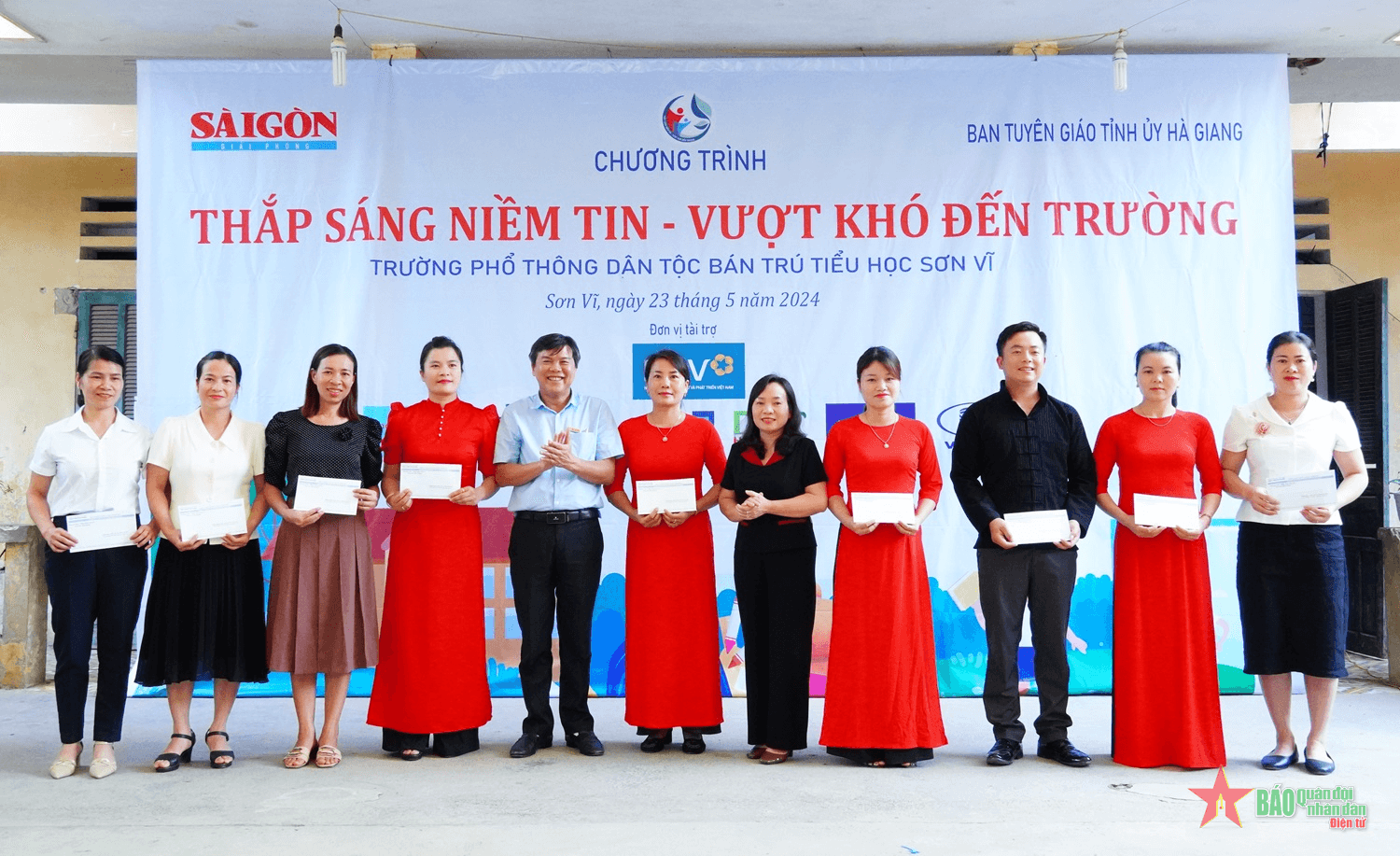 Trao quà hỗ trợ giáo viên, học sinh khó khăn xã biên giới tỉnh Hà Giang