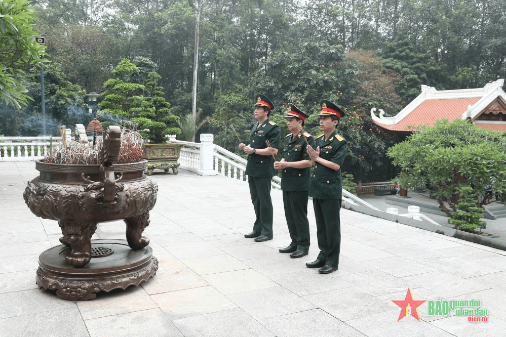 Đoàn đại biểu Bệnh viện Bỏng quốc gia Lê Hữu Trác báo công dâng Bác