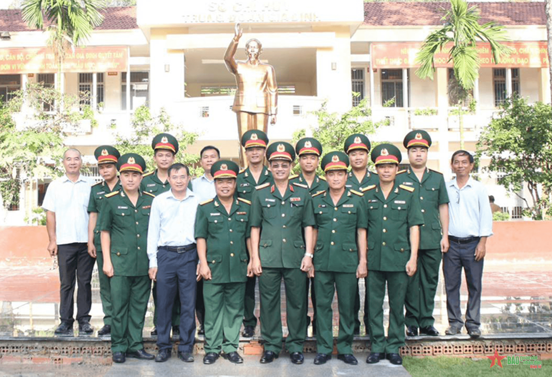 Bộ tư lệnh TP Hồ Chí Minh đặt Tượng Bác Hồ tại Trung đoàn Gia Định