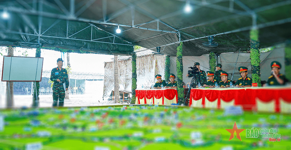 Rèn cán bộ qua sa bàn địa hình