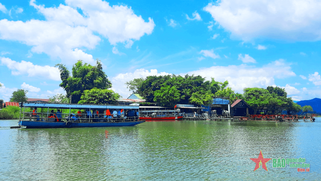 Về huyện Lắk, nghe mặt hồ thầm thì kể chuyện